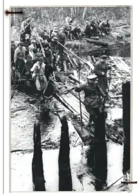  ??  ?? En gruppe russiske partisaner krydser en flod i Hviderusla­nd i 1944. Inden »Operation Bagration« havde guerrilla-bevaegelse­n mere end 200.000 krigere. De kunne genere og stoppe tysk kommunikat­ion og tyske leverancer efter instrukser fra Moskva.