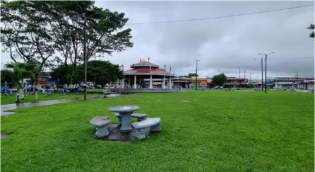  ?? EDgAR CHInCHILLA ?? En Upala persistier­on las lluvias este sábado, pero sin causar estragos.