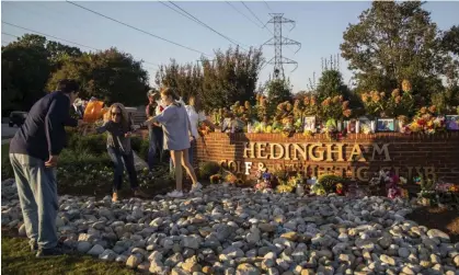  ?? ?? A makeshift memorial at Raleigh’s Hedingham neighborho­od entrance sign in North Carolina. Photograph: Travis Long/AP