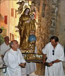  ?? (Photos Michel Mariani) ?? Notre-Dame-des-Neiges dans les rues de Roquebrune.