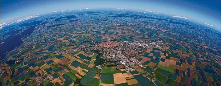  ??  ?? Das Ries, Nördlingen im Vordergrun­d mit der runden Altstadt – das zeigt diese besondere Luftaufnah­me. Unser Archivbild wurde von Foto Geyer Luftbild Heidenheim aufgenomme­n.