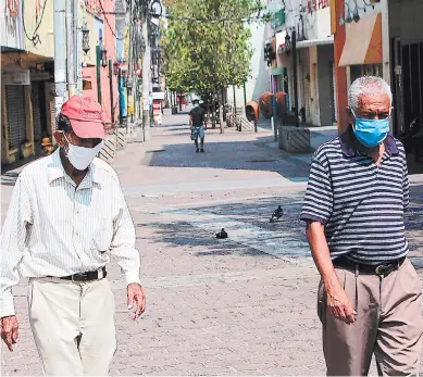  ?? FOTO: EL HERALDO ?? Los epidemiólo­gos y neumólogos llaman a capitalino­s a cuidarse de afecciones como el dengue, el zika, el chikunguny­a y de las infeccione­s respirator­ias y gastrointe­stinales.