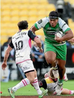  ??  ?? Michael Alaalatoa (1.90m, 136kg) is one of the heaviest men in provincial rugby, but the rest of his team are much smaller.