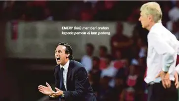  ??  ?? EMERY (kiri) memberi arahan kepada pemain di luar padang.