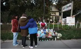  ?? Plainfield, Illinois. Photograph: Scott Olson/Getty Images ?? People visit a memorial in front of the home where Wadea Al-Fayoume was stabbed to death in