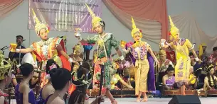  ??  ?? STUDENTS in Panyothai Waldorf School in Thailand showcased Thai traditiona­l dance