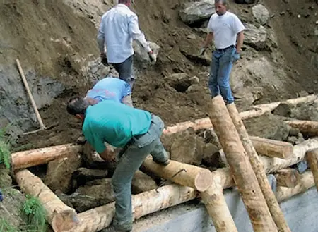  ??  ?? VerdeGli operai del Progettone spesso sono addetti alla sistemazio­ne delle aree verdi urbane