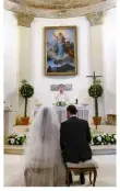  ??  ?? Bischof Paolo De Nicolò traute das Paar. Er war aus dem Vatikan angereist und gilt als enger Vertrauter der drei letzten Päpste