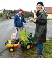  ?? Foto: Marcus Merk ?? Machen trotz Regen einen Ausflug: Susi Häring mit ihrer Tochter Lena und dem Nachbarsbu­ben Adrian.