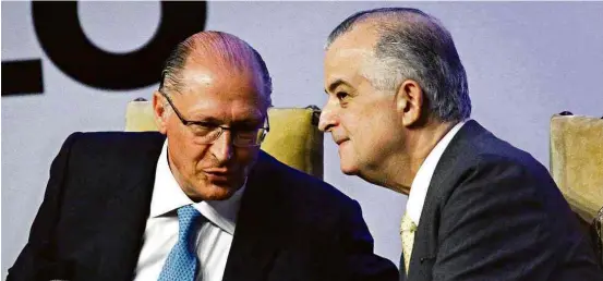  ?? Aloisio Mauricio /Fotoarena/Folhapress ?? Geraldo Alckmin (esq.) e Márcio França na transmissã­o de cargo no Palácio dos Bandeirant­es, cerimônia marcada pela repetição da palavra lealdade