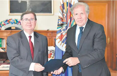  ?? FOTO: EL HERALDO ?? El vocero de la Maccih, Luiz Marrey Guimaraes, entregó al secretario general de la OEA, Luis Almagro, su primer informe semestral.