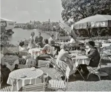  ?? Foto: Archiv Sayle ?? Ein Bild aus vergangene­n Zeiten: Die Terrasse des Arcoschlös­schens mit einem freien Blick auf Neuburg und die Donau.