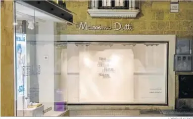  ?? LOURDES DE VICENTE ?? La tienda de Massimo Dutti cerrada hace escasas fechas en la calle Columela.