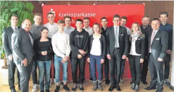  ?? FOTO: PRIVAT ?? Die drei bestplatzi­erten Schülergru­ppen aus dem Ostalbkrei­s kamen zum ersten Mal in der Geschichte des Planspiels Börse alle von der gleichen Schule, dem Schubart-Gymnasium in Aalen.