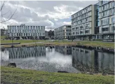  ?? ARCHIVFOTO: ANNETTE VINCENZ ?? Dunkle Wolken über der Oberschwab­enklinik: Um dauerhaft überlebens­fähig zu sein, wollen die kommunalen Krankenhau­sverbünde aus den Kreisen Ravensburg und Bodensee in Zukunft enger zusammenar­beiten.