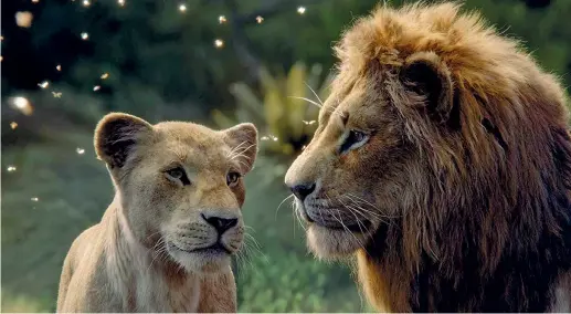  ??  ?? Nella savana «Il Re Leone» è Interament­e realizzato in digitale con la medesima tecnica usata nel remake de «Il libro della giungla» del 2016. La versione italiana è doppiata dai cantanti Marco Mengoni, che interpreta Simba, ed Elisa, che dà la voce a Nala. Luca Ward invece è Musafa