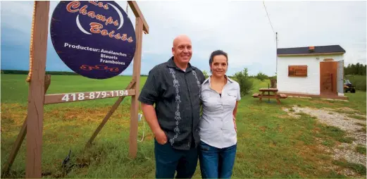  ??  ?? Patrice Gosselin et Kathy Boudreault ont consacré presque tout leur temps libre estival des 10 dernières années à leur production d’amélanches. Faute de revenus suffisants, le couple a décidé de raser toute sa plantation.