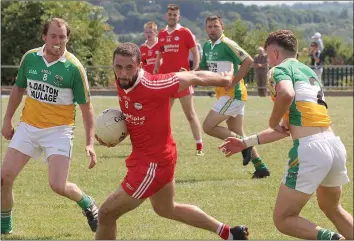  ??  ?? Niall Breen of Kilanerin skips between Duffry Rovers duo Eamonn Doyle and Liam Pender.