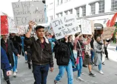  ??  ?? Viele Schulen, wie das Peutinger-Gymnasium (oben), müssen dringend saniert werden. Im vergangene­n Jahr gingen Schüler der FOS deshalb auch auf die Straße.