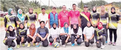  ??  ?? SEBAHAGIAN pemain bola tampar bergambar bersama Juhari.