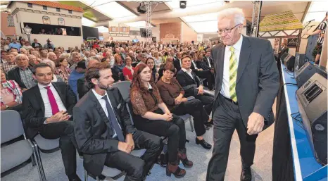  ?? FOTO: FELIX KÄSTLE ?? „Alle virtuellen Welten nutzen nichts, wir müssen alle essen“: Ministerpr­äsident Kretschman­n wirbt bei der Eröffnung derObersch­wabenschau dafür, für gute Lebensmitt­el aus der Region mehr Geld auszugeben.