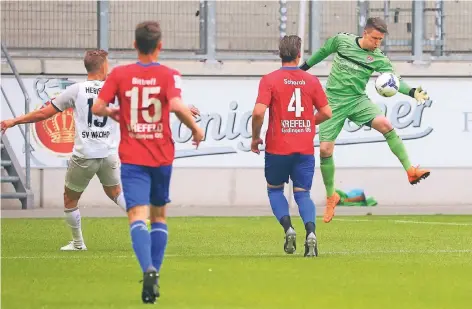  ?? FOTO: THOMAS LAMMERTZ ?? Torhüter René Vollath bekam gegen Mannheim mehr Möglichkei­ten sich auszuzeich­nen, als ihm lieb sein konnte.