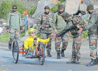  ??  ?? En el Himalaya. Maggi subió hace dos años “pedaleando” una bici con sus manos.