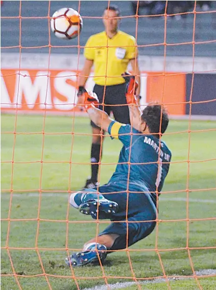  ??  ?? Ufa! Martín Silva pegou três cobranças de pênaltis e foi o herói da classifica­ção vascaína na Bolívia