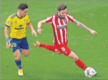  ??  ?? Saúl conduce la pelota en el partido del domingo ante el Cádiz.