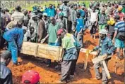  ?? Zinyange Auntony AFP/Getty Images ?? A COFFIN is readied for burial in Chimaniman­i, Zimbabwe, after Cyclone Idai hit. Nearly 1,000 homes were reported destroyed in eastern Zimbabwe alone.