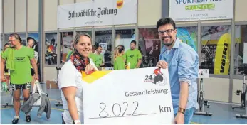  ?? SZ-FOTO: GÖTZ ?? Susanne Ege vom SZ-Marketing und Thomas Walter von der Arena mit den geradelten Kilometern.