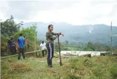  ?? — Reuters ?? A Farc member participat­es in works to build facilities for a camp near the transition­al zone of Pueblo Nuevo in the Cauca mountains.