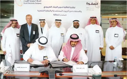  ??  ?? Khalid bin Abdulrahma­n Al-Tuaimi, executive vice president, Generation at SEC, left, and Mazen bin Ahmed Khayyat, chairman of Al-Safwa Cement Company, at the signing ceremony.