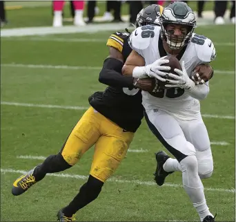  ?? JUSTIN BERL - THE ASSOCIATED PRESS ?? Eagles tight end Zach Ertz, right, makes his only catch in Sunday’s 38-29 loss to the Steelers. Ertz has just five receptions for 15 yards in the last two games.