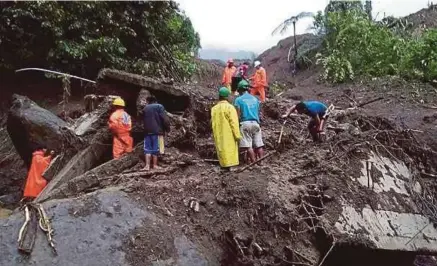  ??  ?? Petugas penyelamat dan penduduk tempatan mencari mangsa yang terperangk­ap selepas runtuhan di Natonin, Wilayah Gunung di utara Filipina semalam.