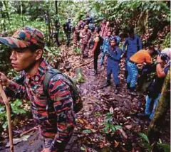  ??  ?? PETUGAS media dibawa anggota keselamata­n dalam operasi mencari remaja warga Ireland di Gunung Berembun.