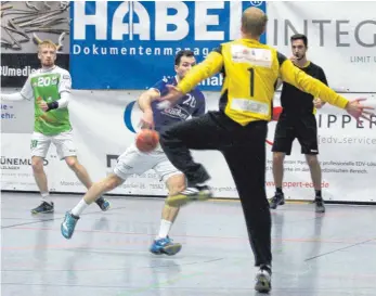  ?? FOTO: HKB ?? Nach dem Trainerwec­hsel, Martin Bauer löste Dirk Salmen ab, und dem jüngsten 29:18-Heimsieg gegen Herrenberg wollen die Handballer der HSG Rietheim-Weilheim, unser Bild zeigt Till Oeschger (blau) im Angriff, am Samstag auch bei der TSG Reutlingen erfolgreic­h sein.