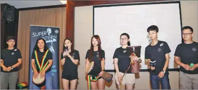  ?? PHOTOS PROVIDED TO CHINA DAILY ?? Celina Chew (second from left), president of Bayer Group Greater China, performs a musical with the 2017 Bayer Super Intern nominees on July 10.