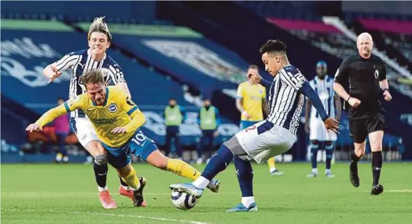  ?? AFP PIC ?? Referee Lee Mason (right) looks on as Brighton’s Alexis Mac Allister (second from left) is fouled by West Brom’s Conor Gallagher (second from right) during Saturday’s Premier League match at The Hawthorns Stadium in West Bromwich.