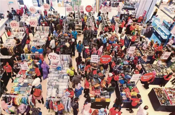  ?? PIC BY SALHANI IBRAHIM ?? People engrossed in shopping at a mall in Kuala Lumpur. When parents take their eyes off their child for a moment, he could be gone the next.