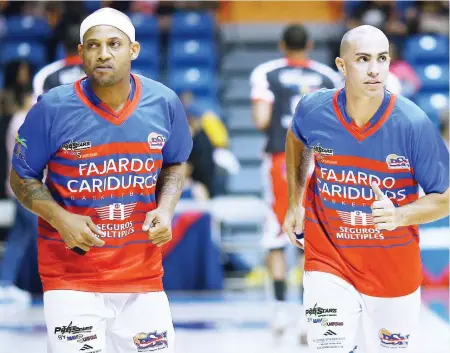  ?? Jose.candelaria@gfrmedia.com ?? BINOMIO. Larry
Ayuso, a la izquierda, y Carlos Arroyo están vistiendo el uniforme de Fajardo en esta temporada del BSN. Hace varios días, Ayuso llegó a las filas de los Cariduros desde Guayama.