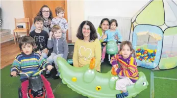  ?? FOTO: L. SCHÜTZ ?? Die Kinder sind jedes Jahr begeistert von den Spielgerät­en, die Judith Schön (Mitte) organisier­t.