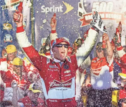  ?? DAVID WALLACE/ARIZONA REPUBLIC ?? Kevin Harvick celebrates with his crew in victory lane on Nov. 9, 2014, after winning the NASCAR Cup Series Quicken Loans Race for Heroes 500 at Phoenix Internatio­nal Raceway.