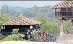  ??  ?? Simon Yates, líder de la Vuelta, apretó y abroncó a Nairo en la subida a los Lagos. En el centro, típico paisaje asturiano.