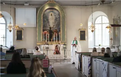  ?? Bild: Björn Larsson Rosvall/tt ?? Förra fredagen hölls flera minnesguds­tjänster i Herrestads kyrka för den mördade 17-åriga Wilma.