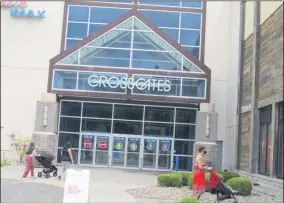  ?? MICHAEL GWIZDALA — MEDIANEWS GROUP ?? Shoppers at Crossgates as the mall reopened Friday.