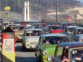  ?? ?? Eine Trabi-Kolonne schiebt sich am 11. November 1989 über den Grenzüberg­ang Herleshaus­en in Richtung Bundesrepu­blik Deutschlan­d.