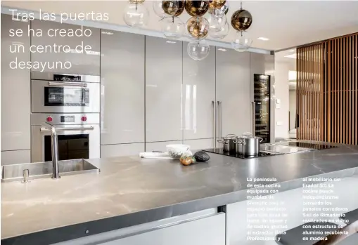  ??  ?? La península de esta cocina equipada con muebles de Siematic crea el espacio perfecto para una zona de barra, de aguas y de cocina gracias al extractor Bora Profession­al y al mobiliario sin tirador S2. La cocina puede independiz­arse cerrando los paneles correderos Sail de Rimadesio realizados en vidrio con estructura de aluminio recubierta en madera