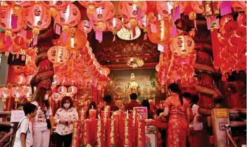  ?? — AFP ?? People pray at a shrine in the Chinatown area of Bangkok on Sunday, on the first day of the Lunar New Year of the Rabbit.