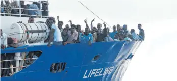  ?? FOTO: AFP/ MISSION LIFELINE ?? Flüchtling­e am Bug der „Lifeline“. Sie sitzen mit ihren Rettern im Mittelmeer fest.